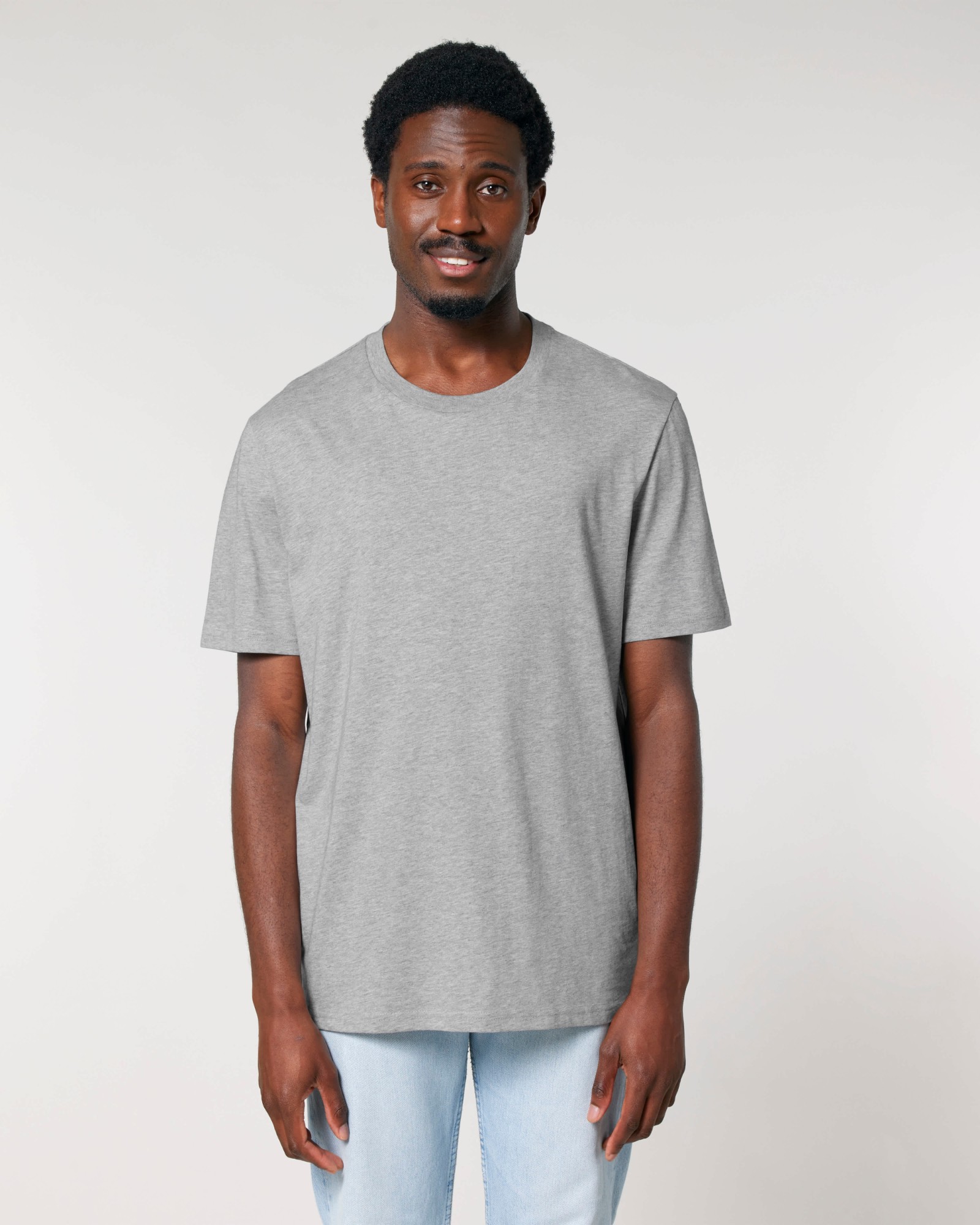 T-shirt homme col rond gris chiné en coton bio, porté — personnalisable chez Teeshirt-minute