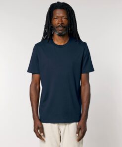 T-shirt homme col rond bleu marine en coton bio, porté — personnalisable chez Teeshirt-minute