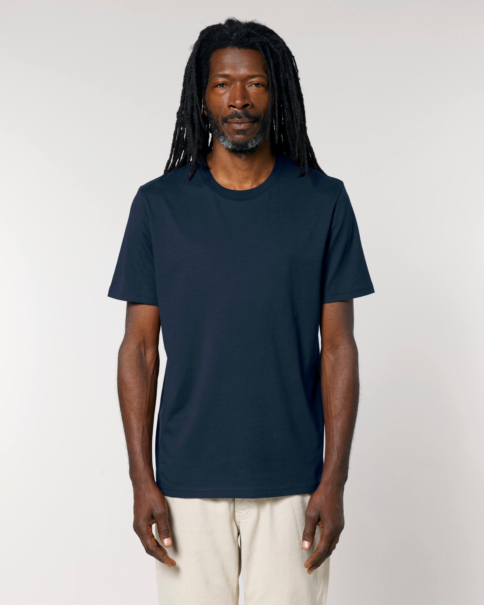 T-shirt homme col rond bleu marine en coton bio, porté — personnalisable chez Teeshirt-minute