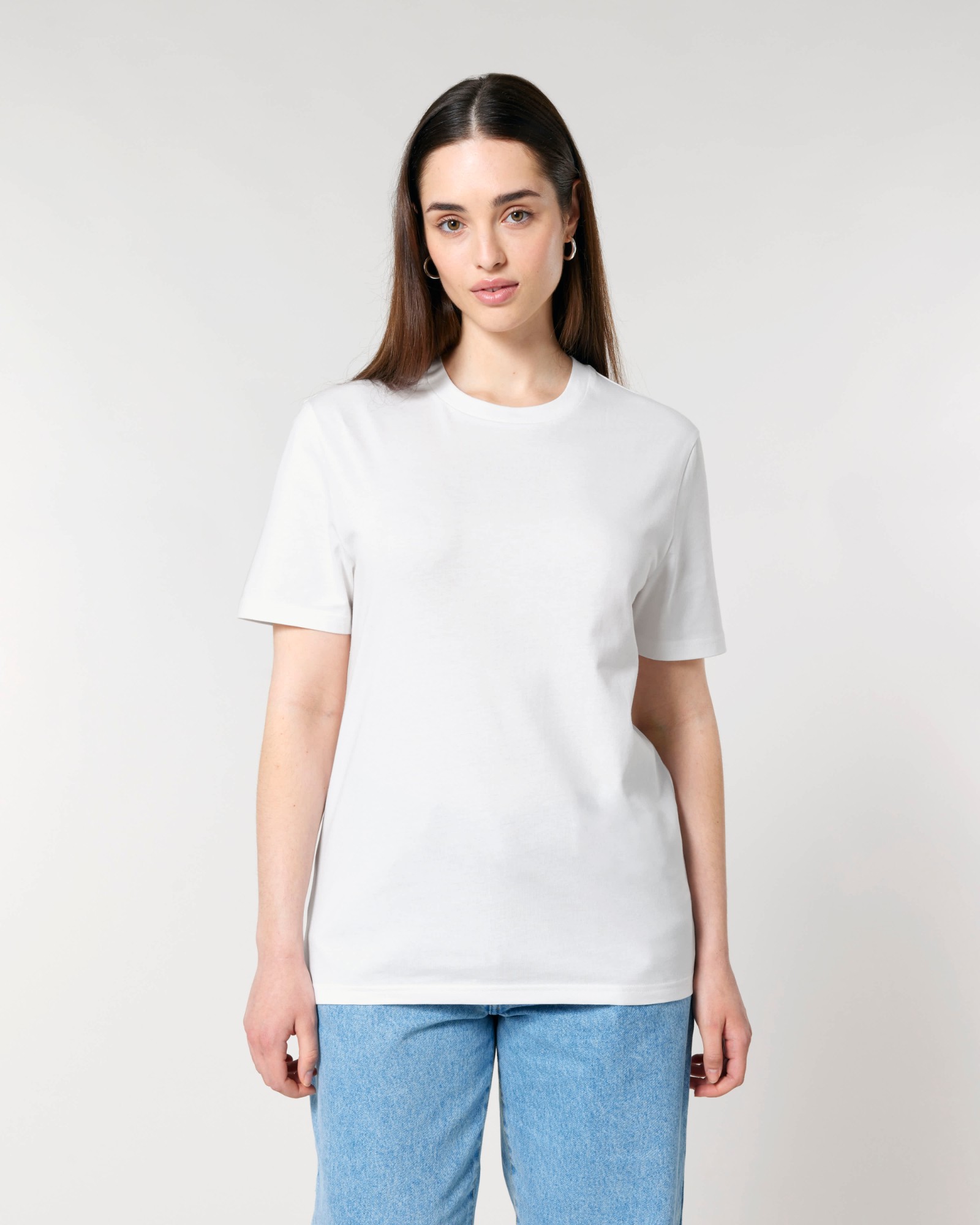 T-shirt homme col rond blanc en coton bio, porté — personnalisable chez Teeshirt-minute
