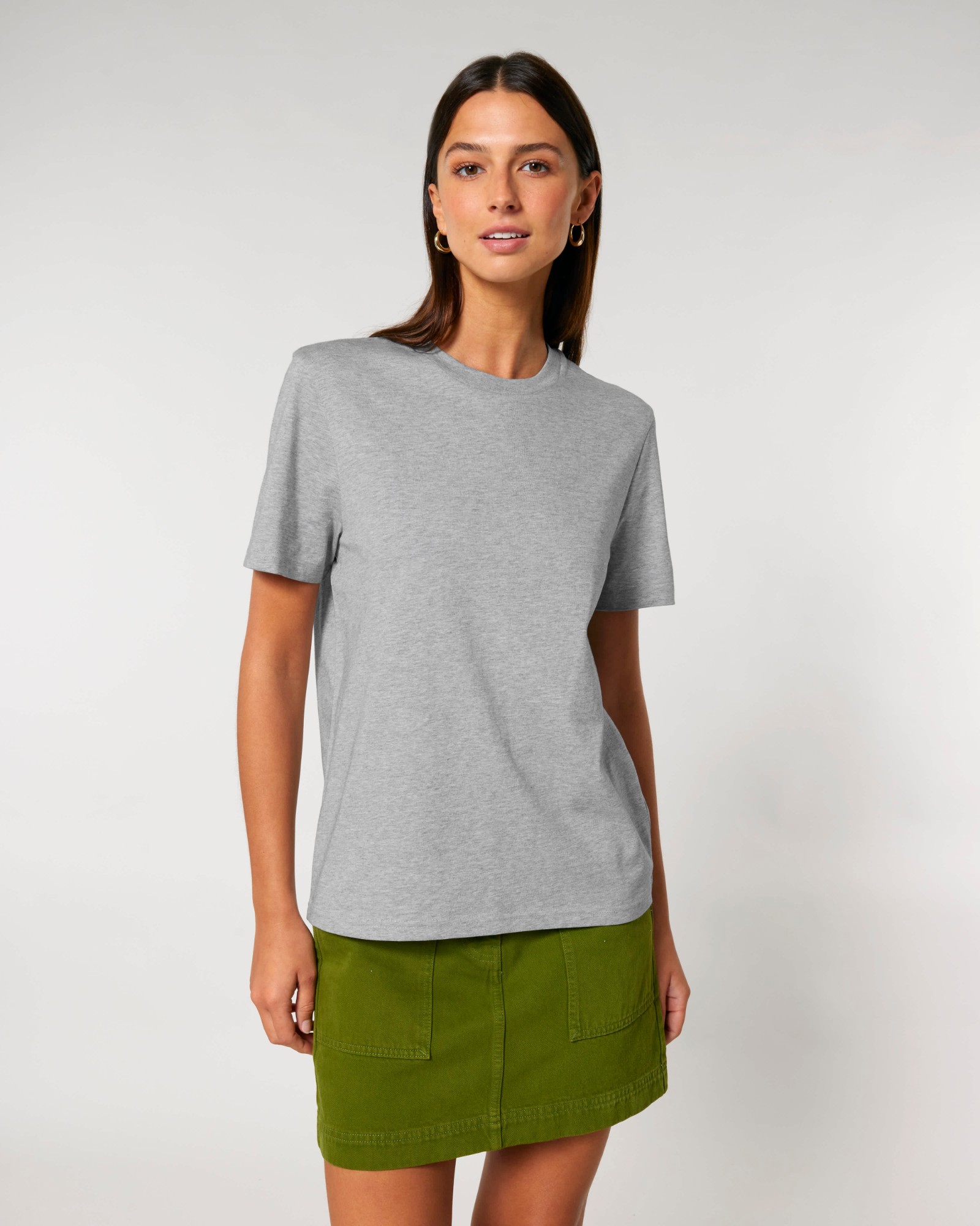T-shirt homme col rond gris chiné en coton bio, porté — personnalisable chez Teeshirt-minute