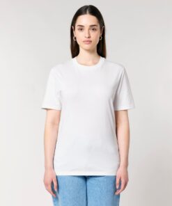 T-shirt homme col rond blanc en coton bio, porté — personnalisable chez Teeshirt-minute