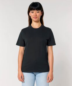 T-shirt homme col rond noir en coton bio, porté — personnalisable chez Teeshirt-minute