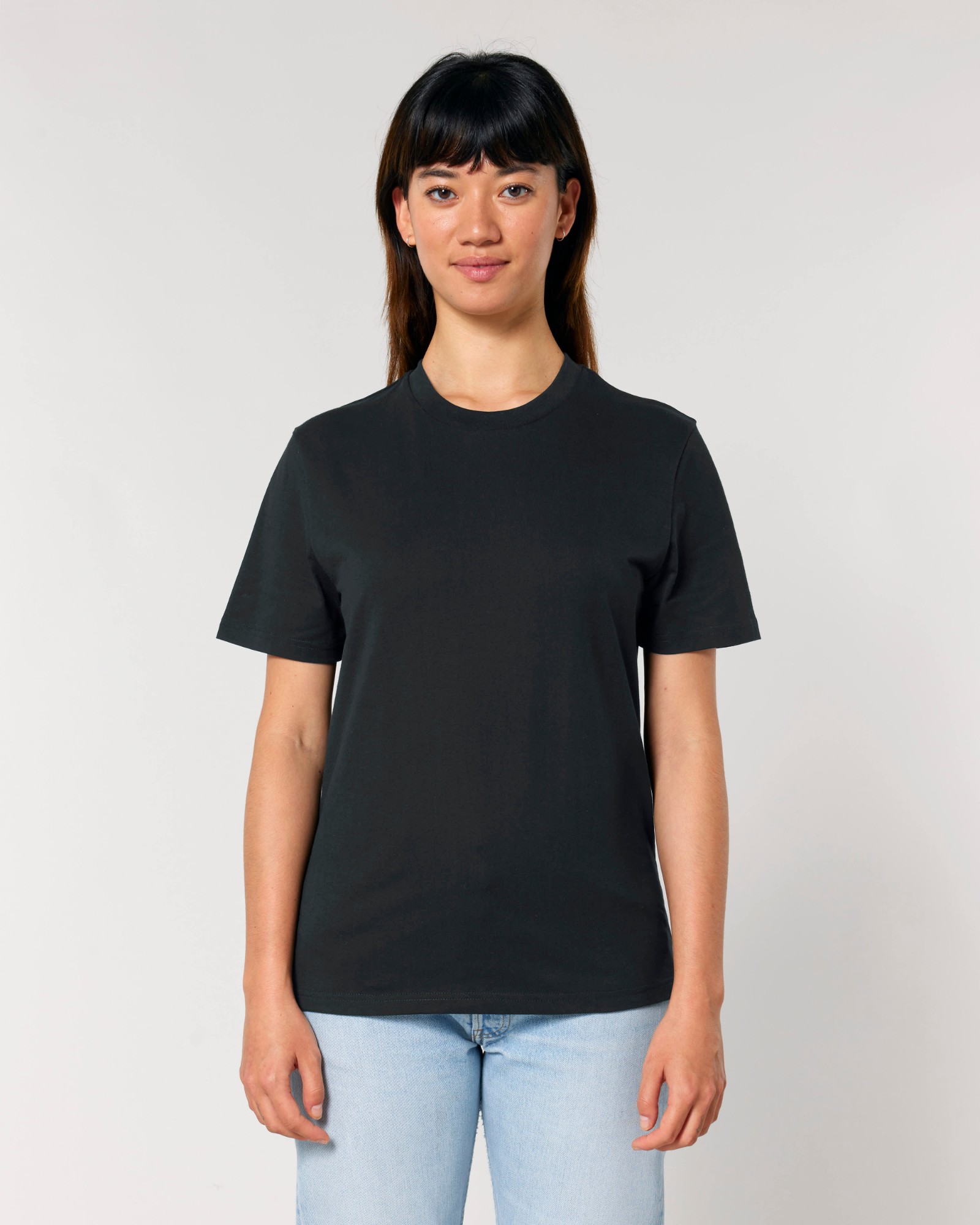 T-shirt homme col rond noir en coton bio, porté — personnalisable chez Teeshirt-minute