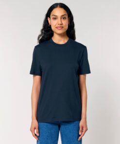 T-shirt homme col rond bleu marine en coton bio, porté — personnalisable chez Teeshirt-minute
