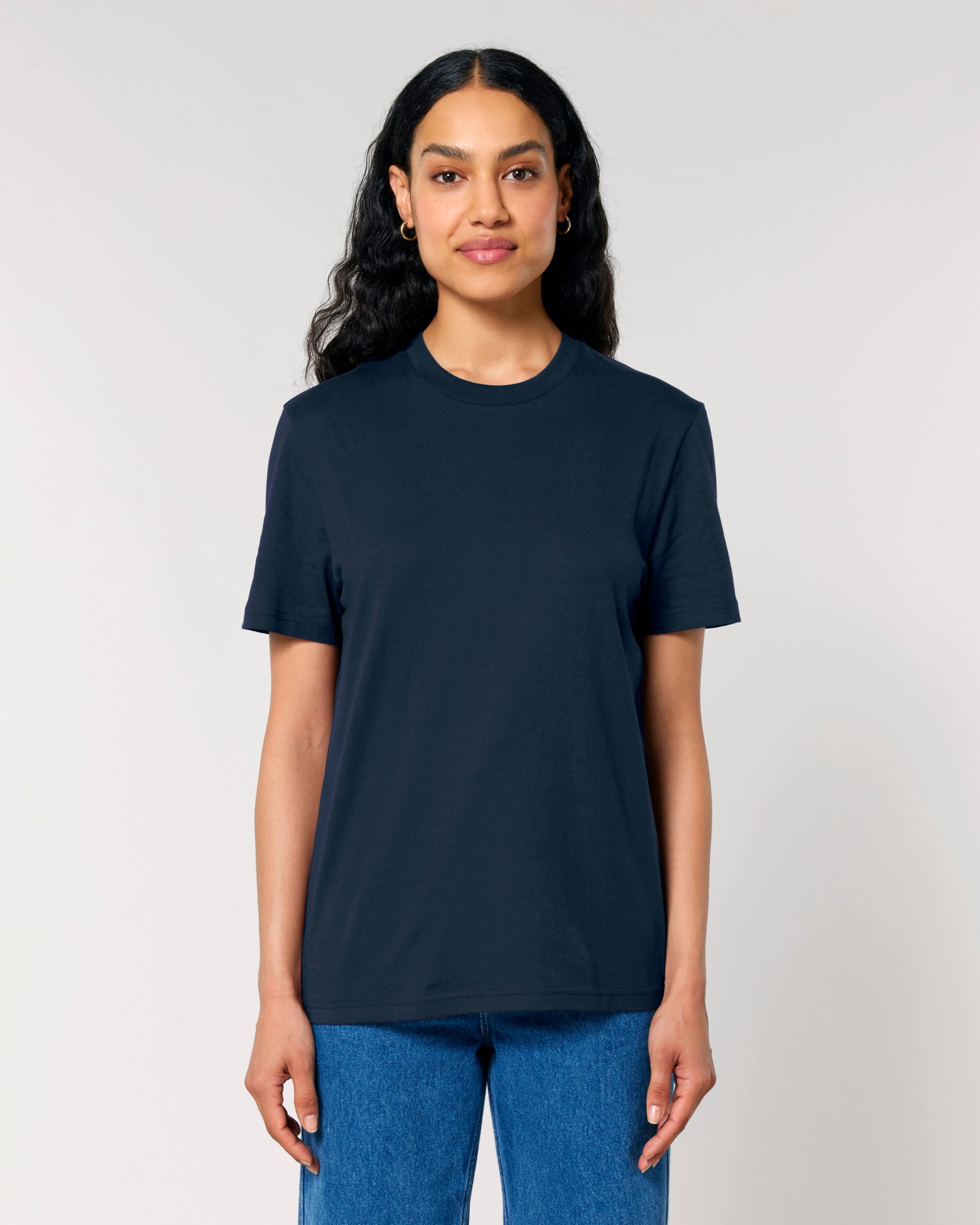 T-shirt homme col rond bleu marine en coton bio, porté — personnalisable chez Teeshirt-minute