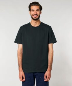 T-shirt homme col rond noir en coton bio, porté — personnalisable chez Teeshirt-minute
