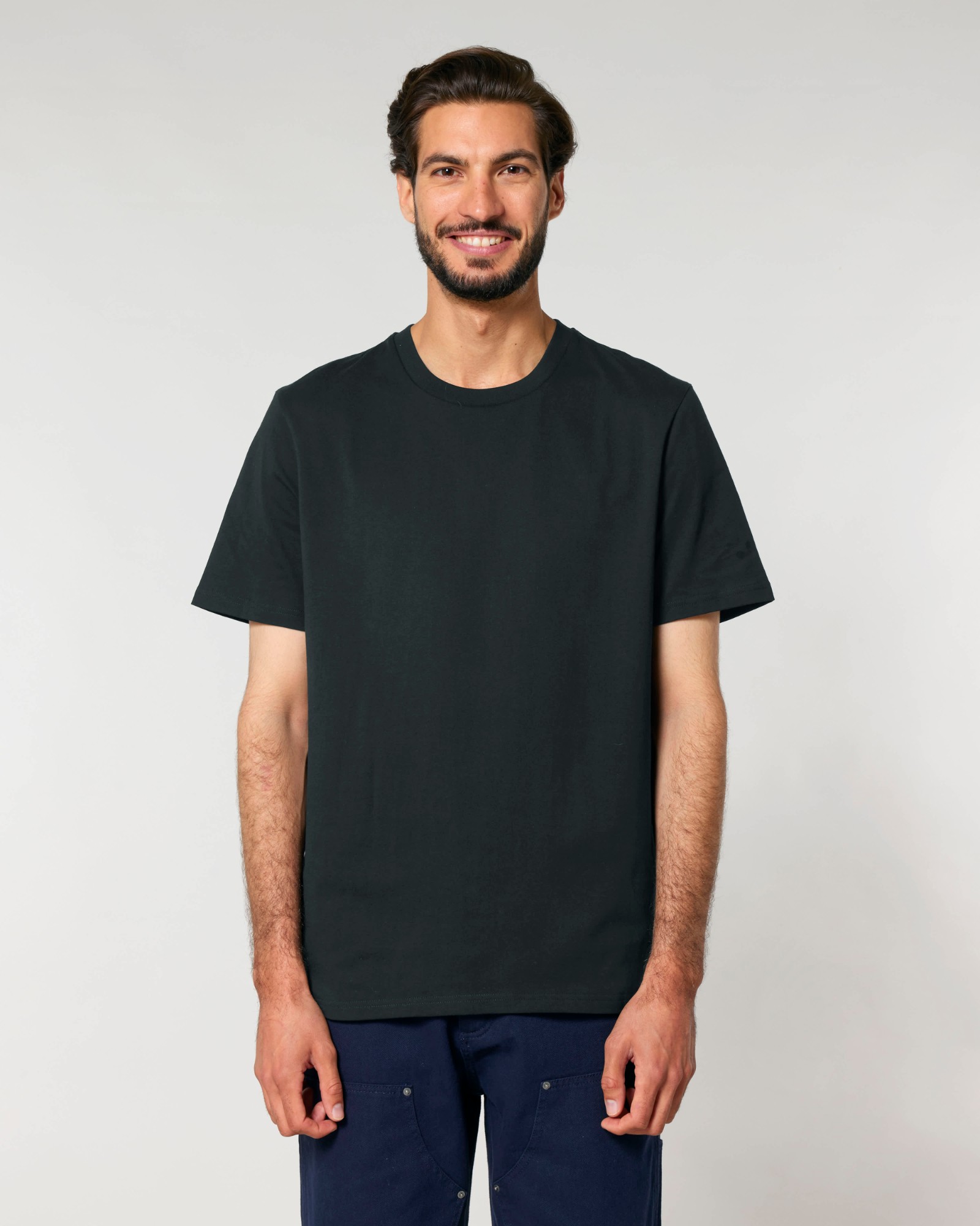 T-shirt homme col rond noir en coton bio, porté — personnalisable chez Teeshirt-minute