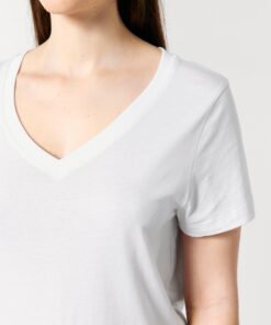 T-shirt femme col V blanc en coton bio, porté — personnalisable chez Teeshirt-minute