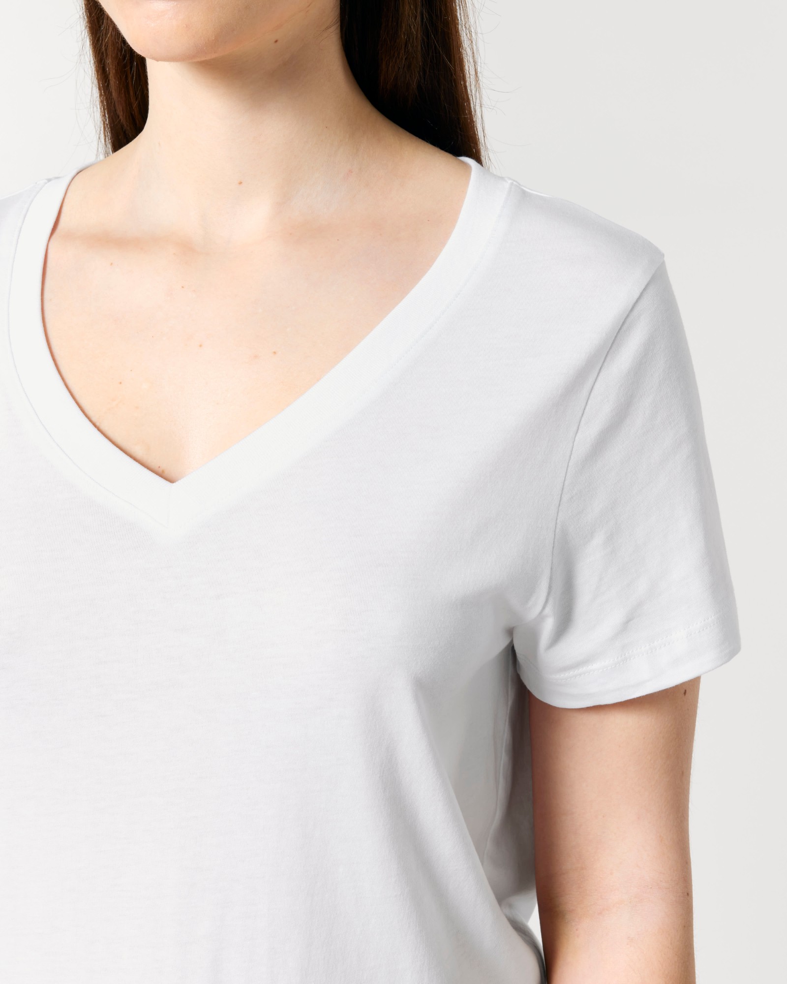 T-shirt femme col V blanc en coton bio, porté — personnalisable chez Teeshirt-minute