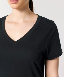 T-shirt femme col V noir en coton bio, porté — personnalisable chez Teeshirt-minute