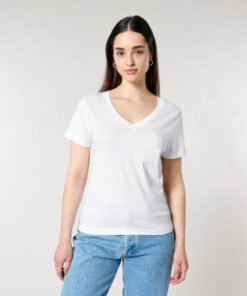 T-shirt femme col V blanc en coton bio, porté — personnalisable chez Teeshirt-minute