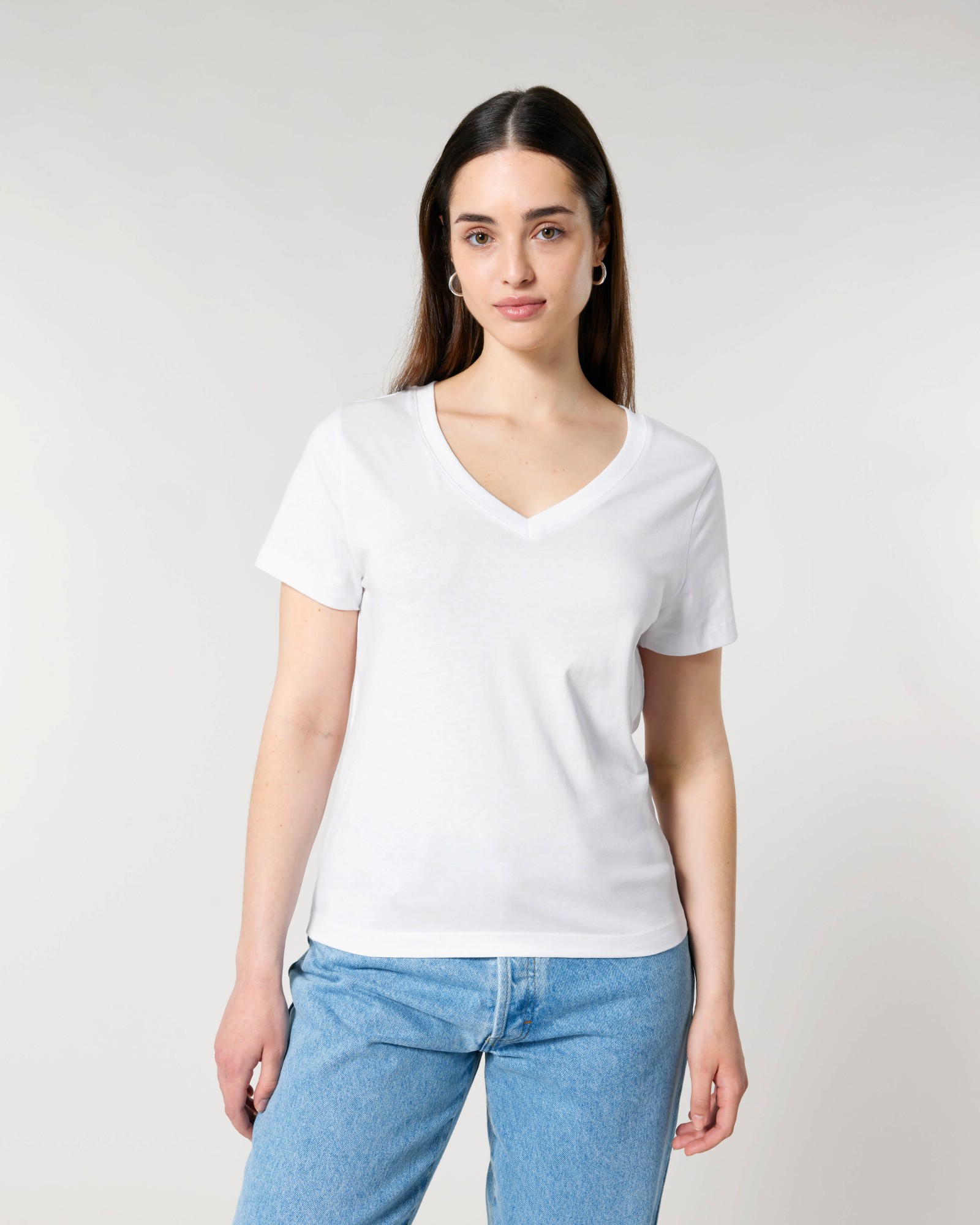 T-shirt femme col V blanc en coton bio, porté — personnalisable chez Teeshirt-minute