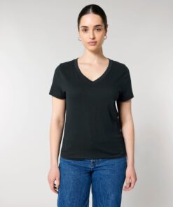 T-shirt femme col V noir en coton bio, porté — personnalisable chez Teeshirt-minute