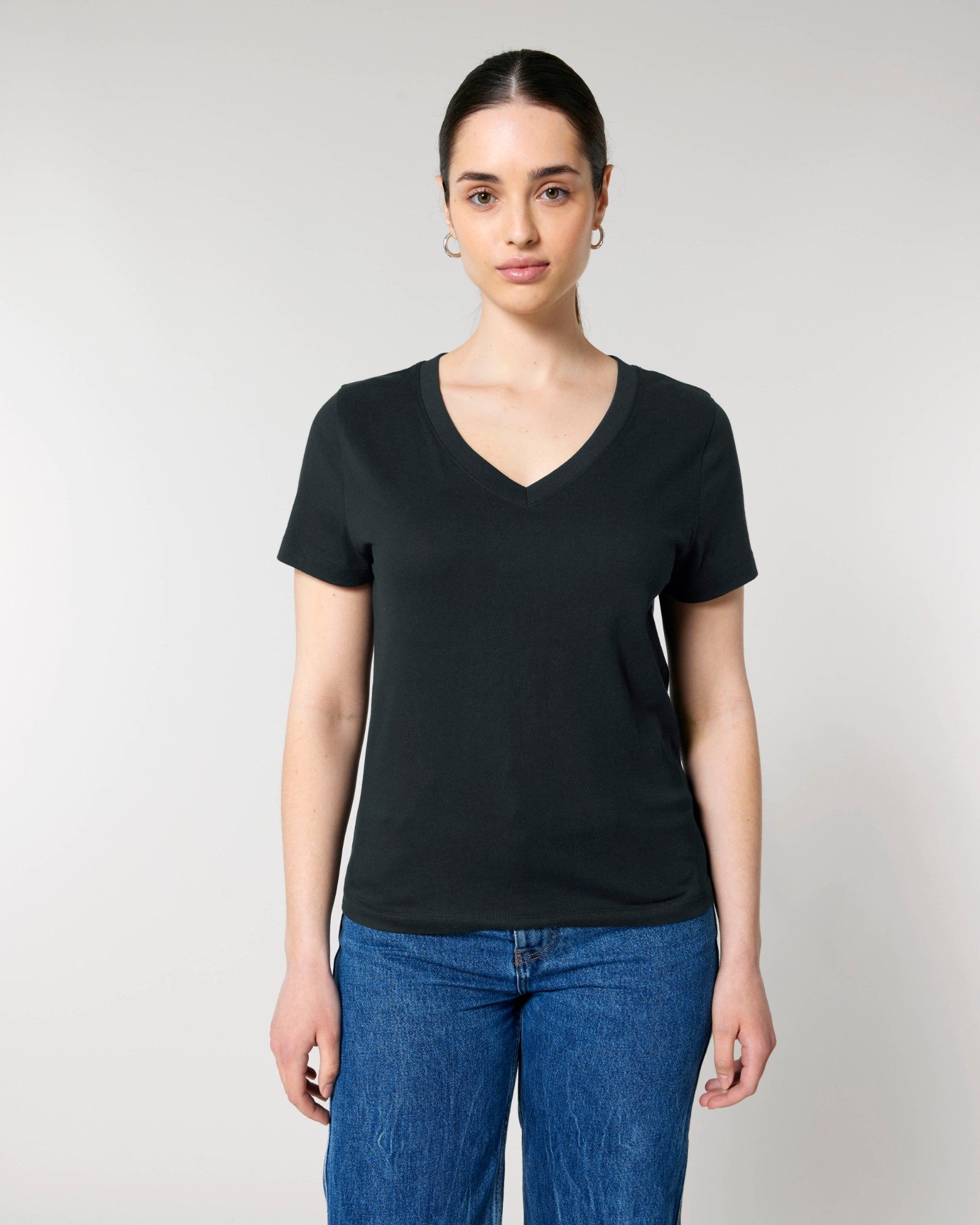 T-shirt femme col V noir en coton bio, porté — personnalisable chez Teeshirt-minute