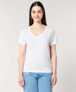 T-shirt femme col V blanc en coton bio, porté — personnalisable chez Teeshirt-minute