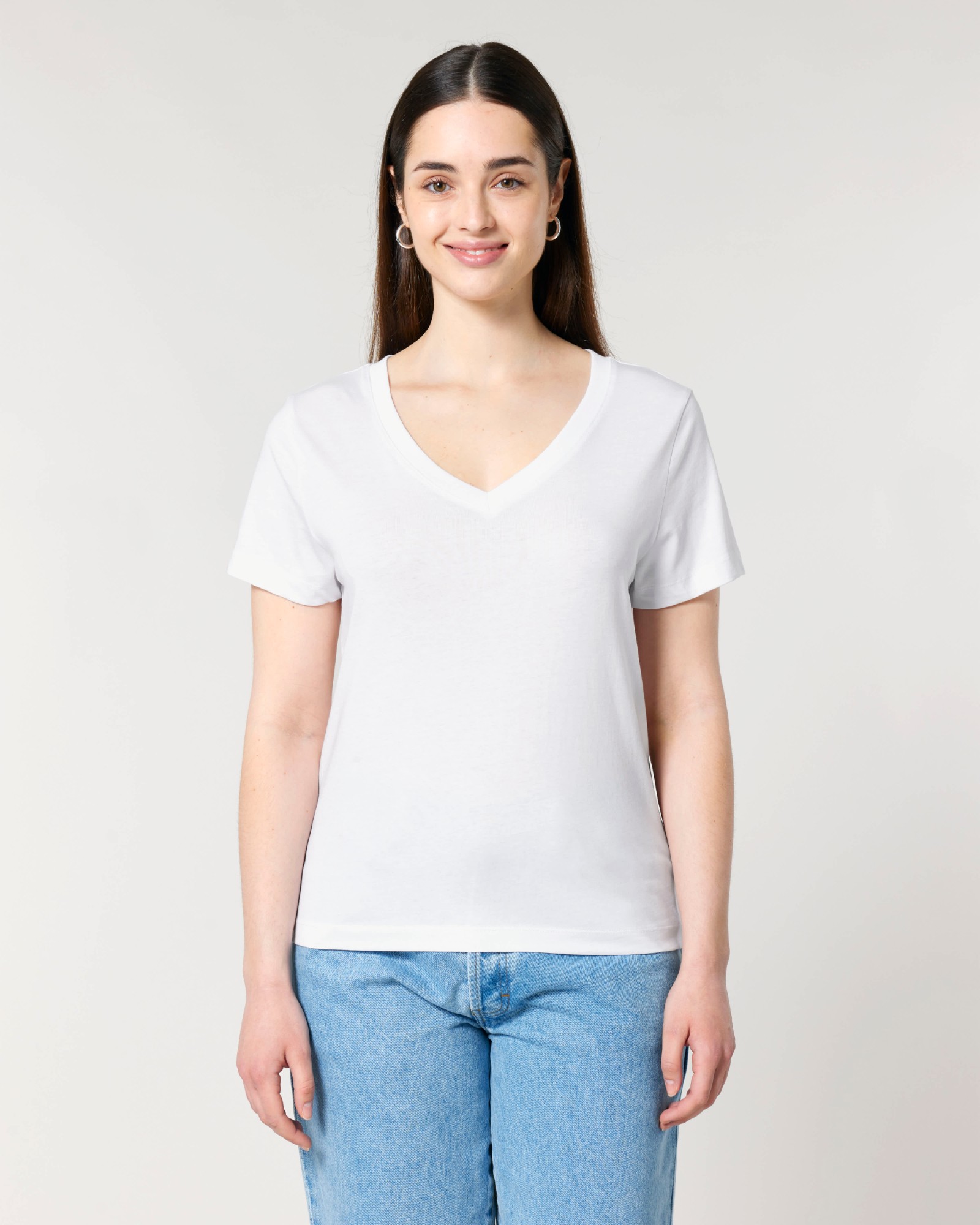 T-shirt femme col V blanc en coton bio, porté — personnalisable chez Teeshirt-minute