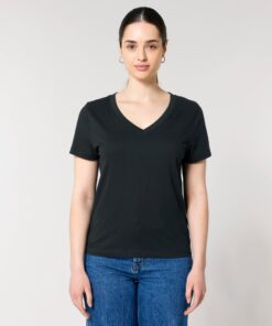 T-shirt femme col V noir en coton bio, porté — personnalisable chez Teeshirt-minute