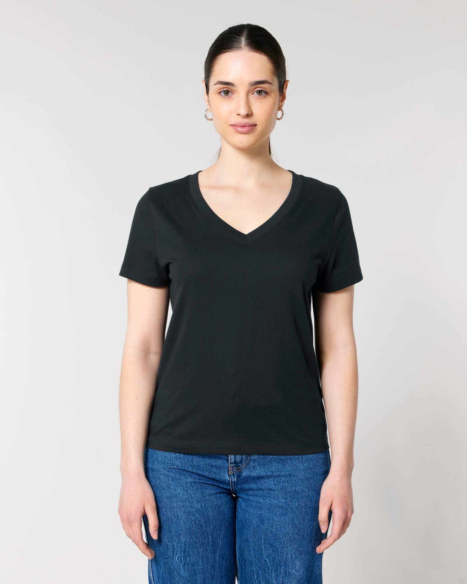 T-shirt femme col V noir en coton bio, porté — personnalisable chez Teeshirt-minute