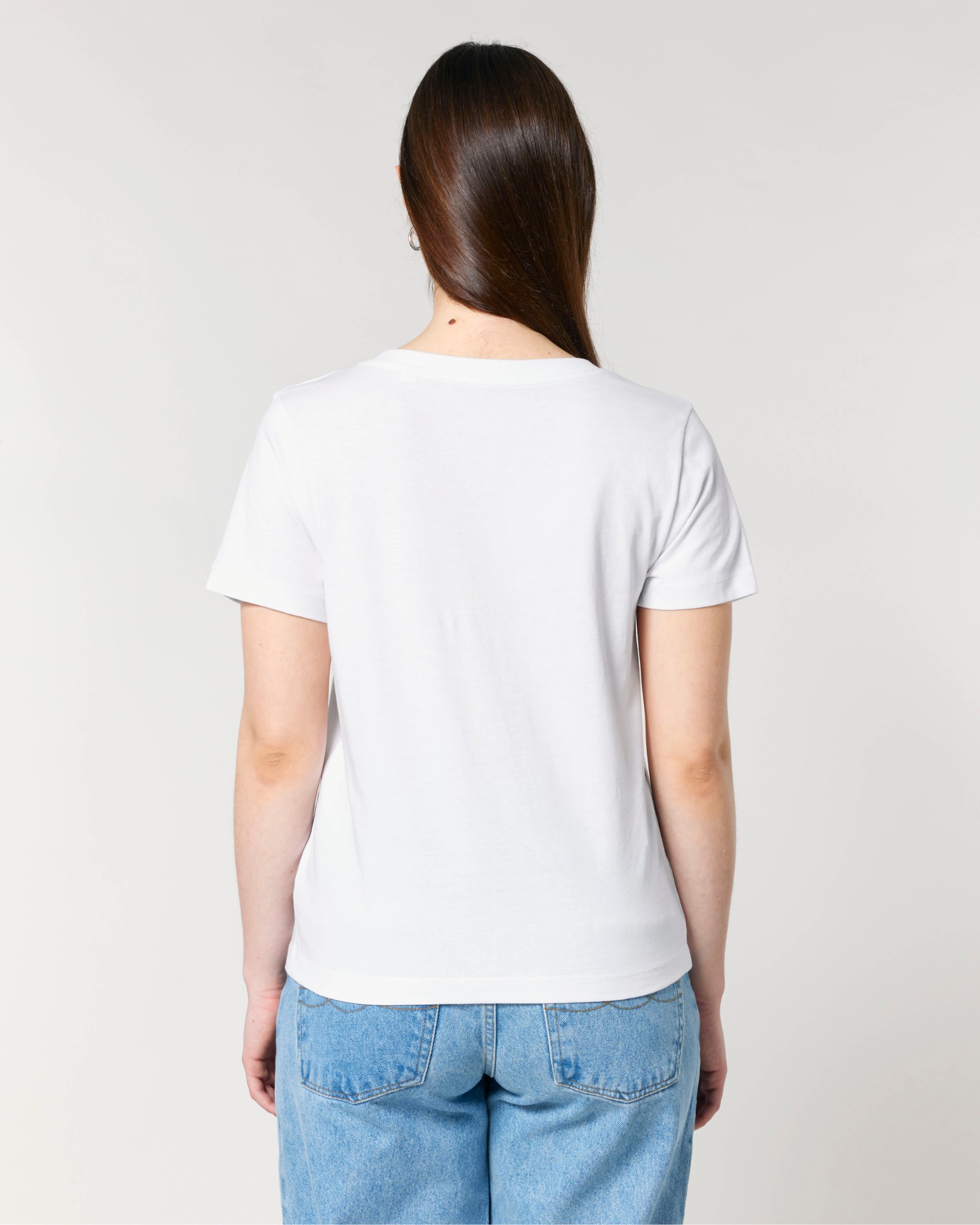 T-shirt femme col V blanc en coton bio, porté — personnalisable chez Teeshirt-minute