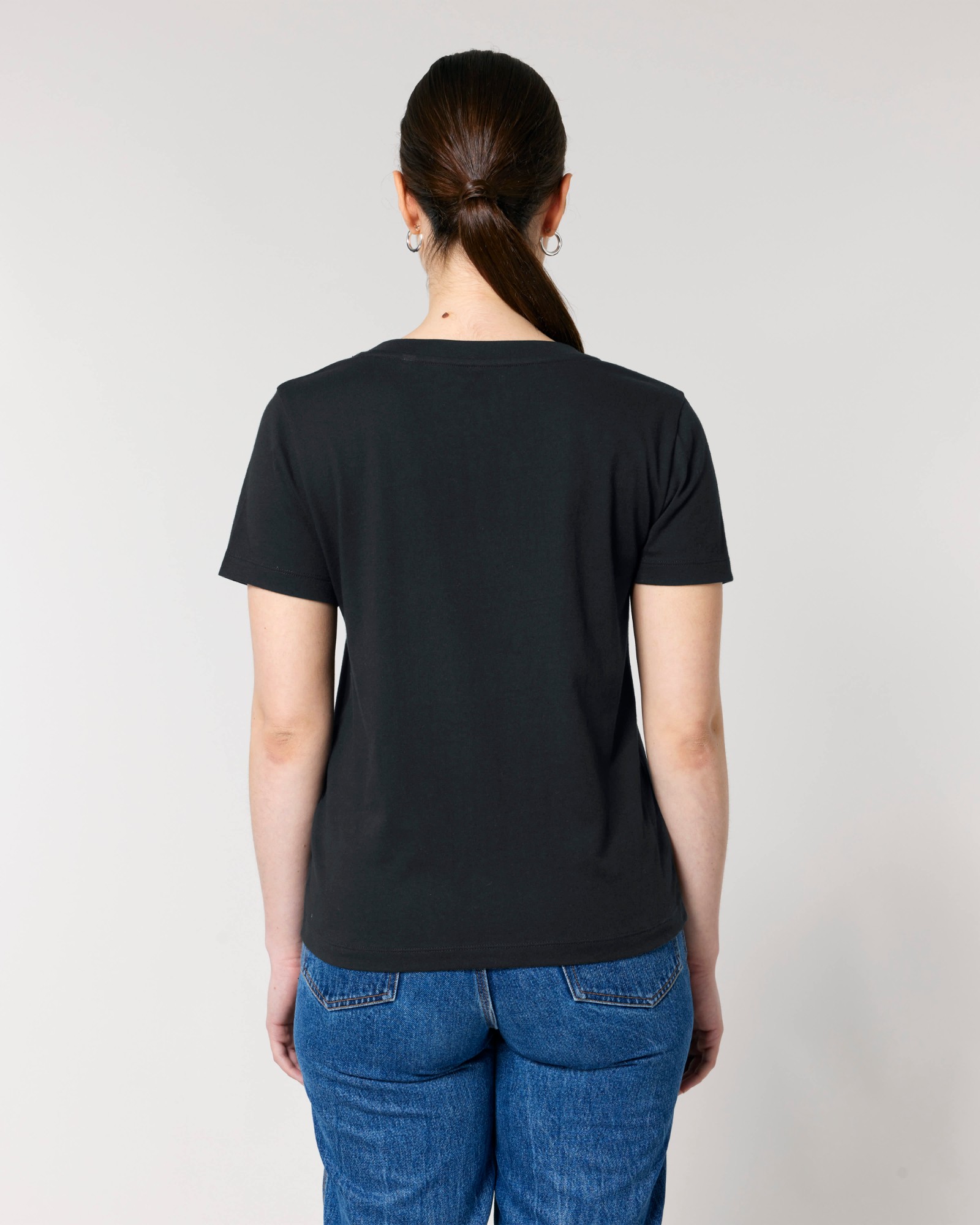 T-shirt femme col V noir en coton bio, porté — personnalisable chez Teeshirt-minute