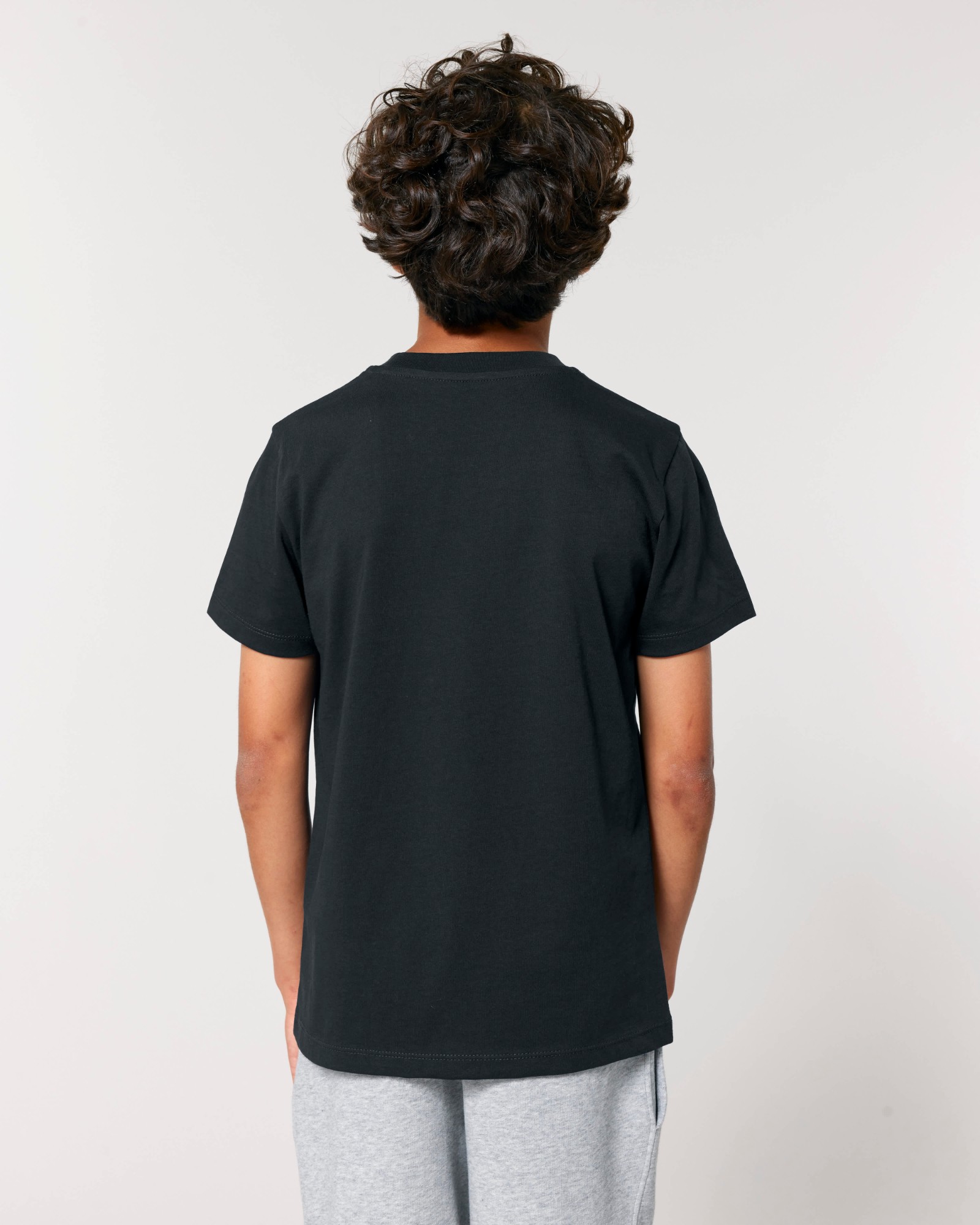 T-shirt enfant noir en coton bio, porté — personnalisable chez Teeshirt-minute