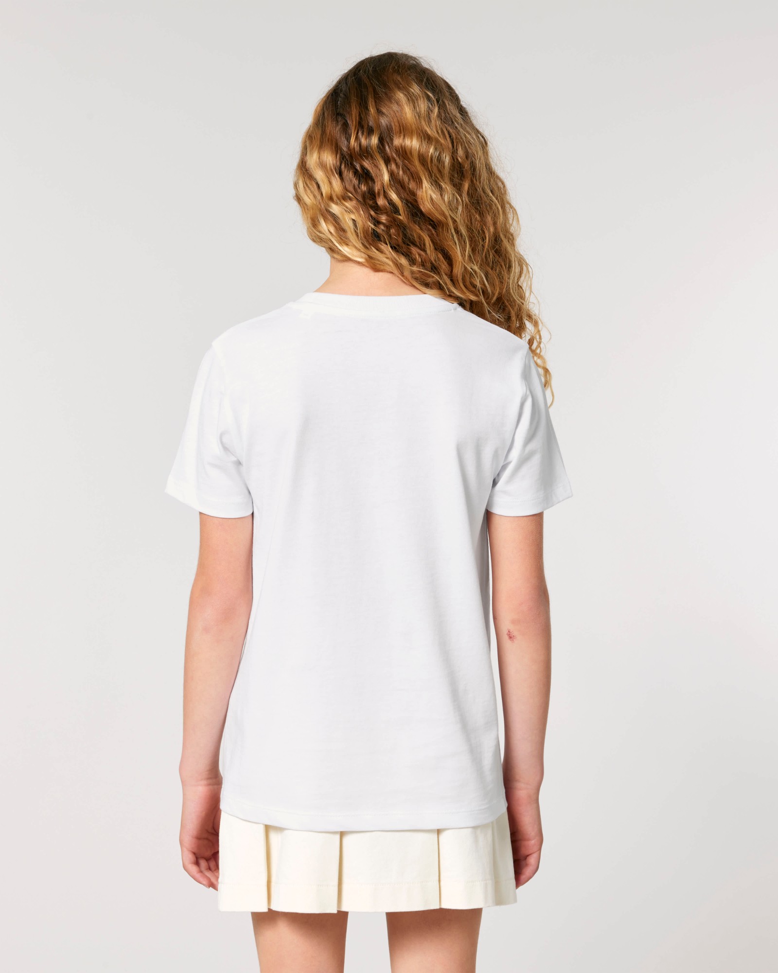 T-shirt enfant blanc en coton bio, porté — personnalisable chez Teeshirt-minute