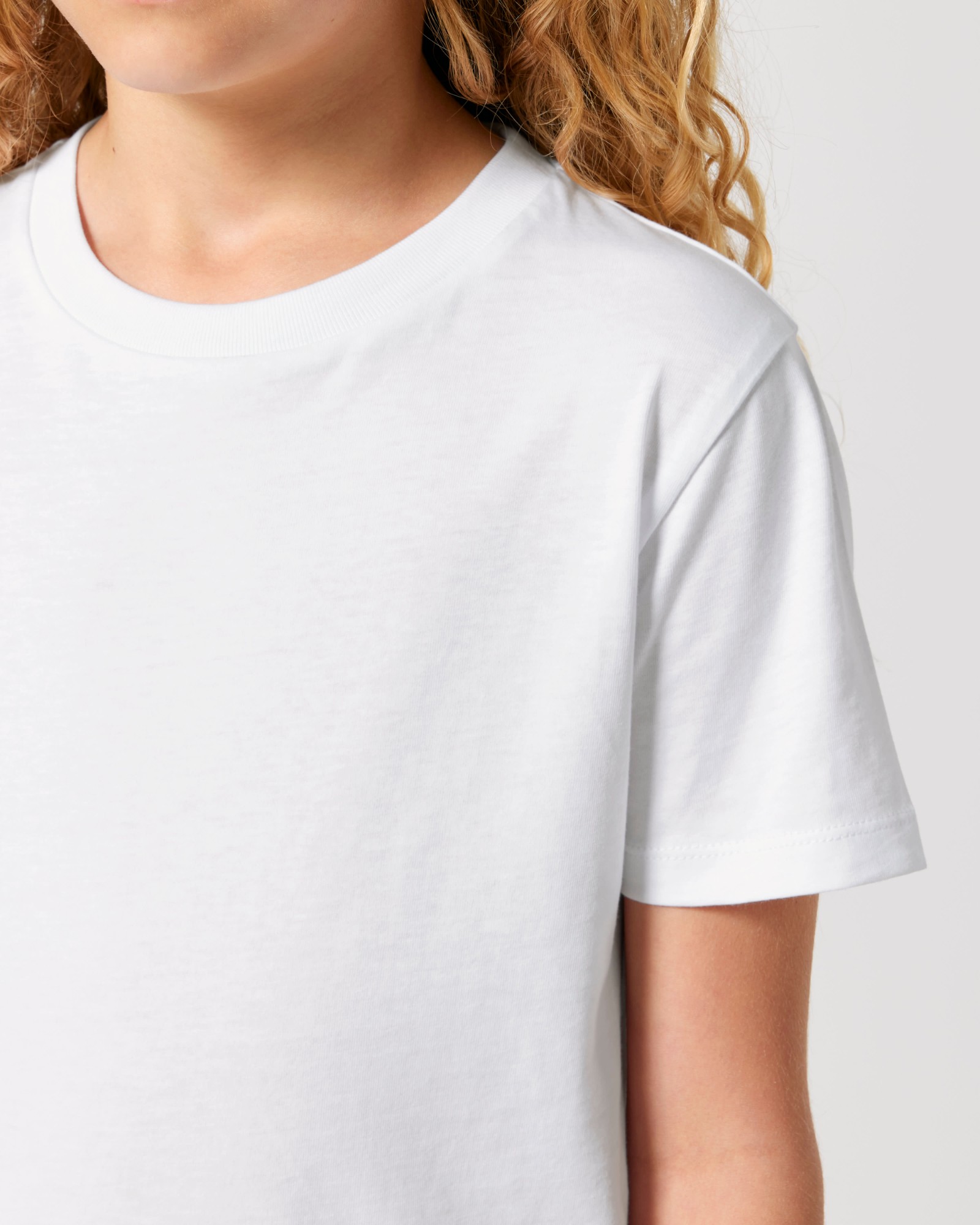 T-shirt enfant blanc en coton bio, porté — personnalisable chez Teeshirt-minute