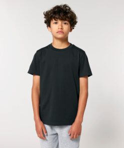 T-shirt enfant noir en coton bio, porté — personnalisable chez Teeshirt-minute