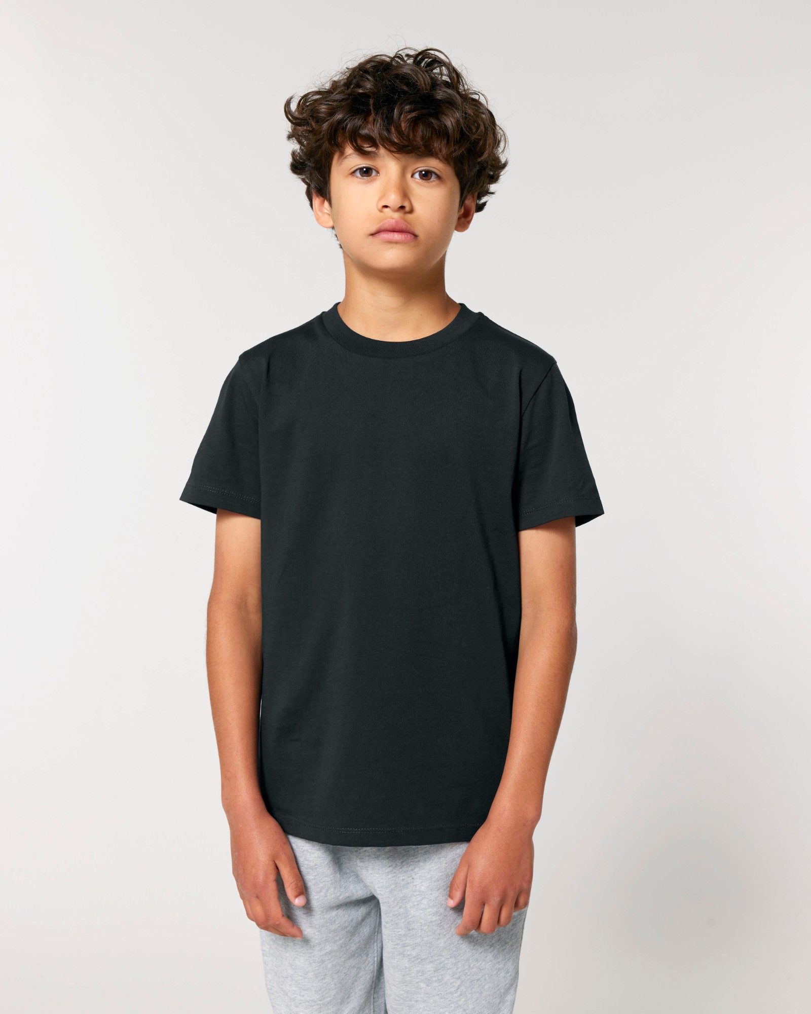 T-shirt enfant noir en coton bio, porté — personnalisable chez Teeshirt-minute