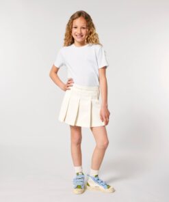 T-shirt enfant blanc en coton bio, porté — personnalisable chez Teeshirt-minute