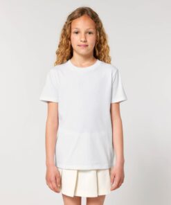T-shirt enfant blanc en coton bio, porté — personnalisable chez Teeshirt-minute