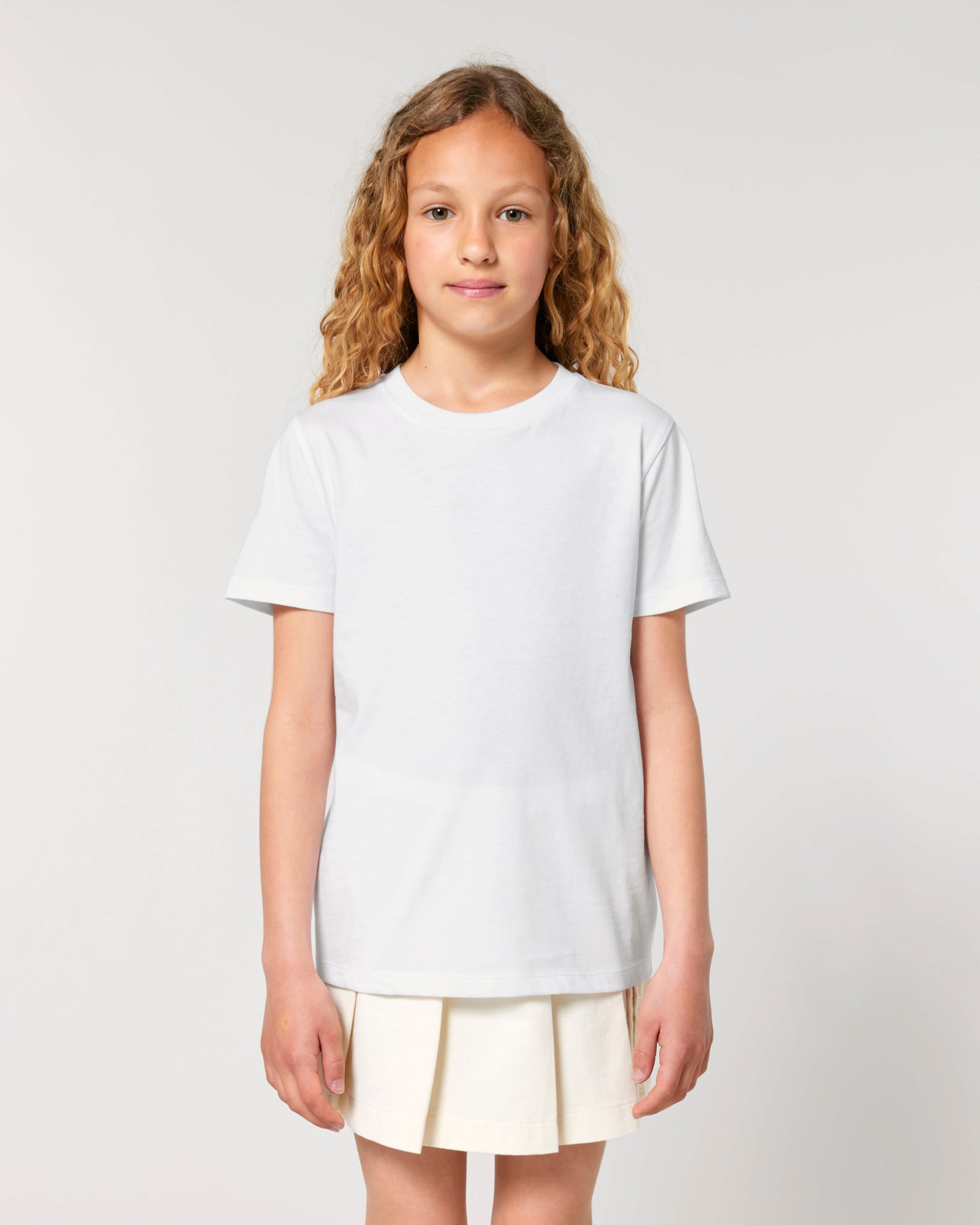 T-shirt enfant blanc en coton bio, porté — personnalisable chez Teeshirt-minute
