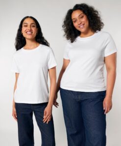 T-shirt femme col rond blanc en coton bio, porté — personnalisable chez Teeshirt-minute