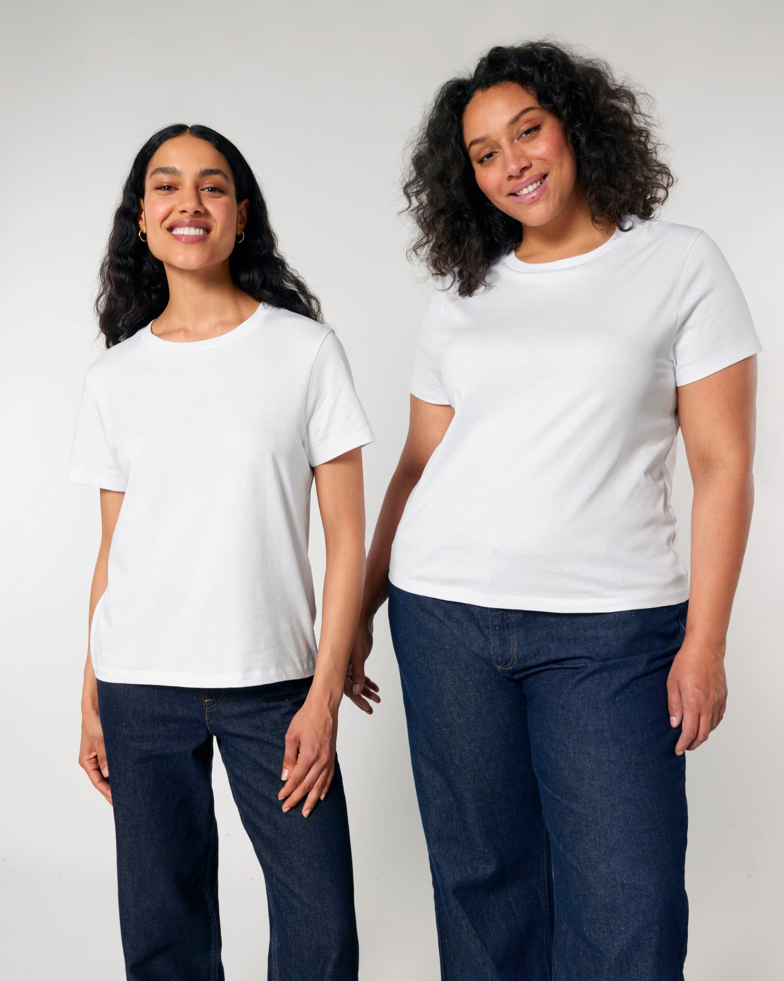 T-shirt femme col rond blanc en coton bio, porté — personnalisable chez Teeshirt-minute