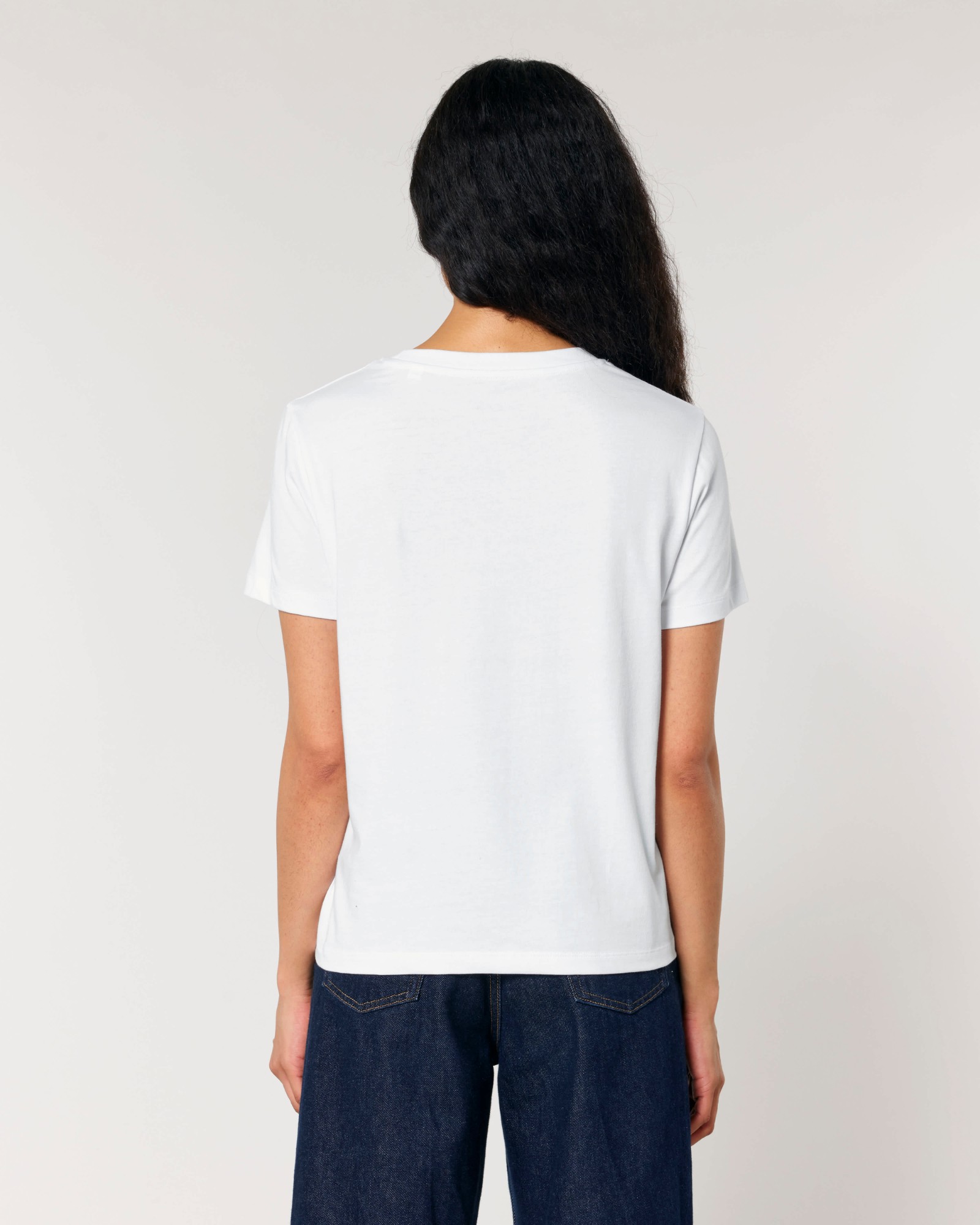T-shirt femme col rond blanc en coton bio, porté — personnalisable chez Teeshirt-minute
