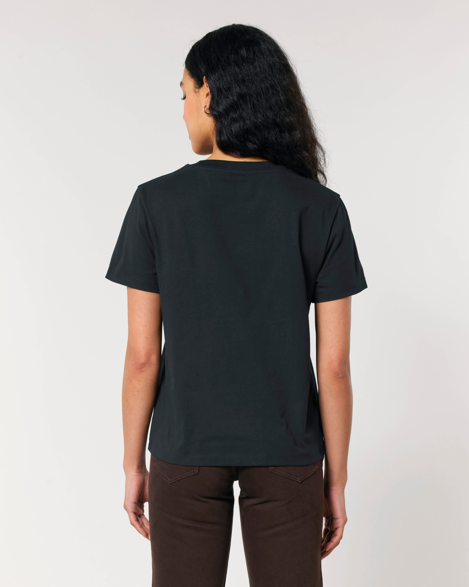 T-shirt femme col rond noir en coton bio, porté — personnalisable chez Teeshirt-minute