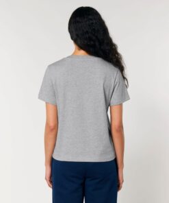 T-shirt femme col rond gris chiné en coton bio, porté — personnalisable chez Teeshirt-minute