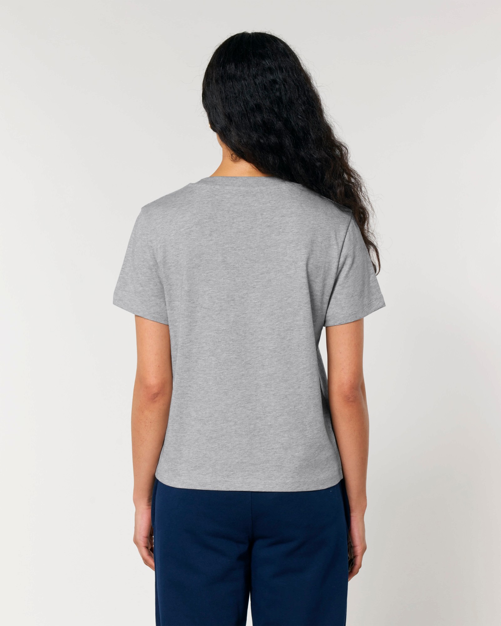 T-shirt femme col rond gris chiné en coton bio, porté — personnalisable chez Teeshirt-minute