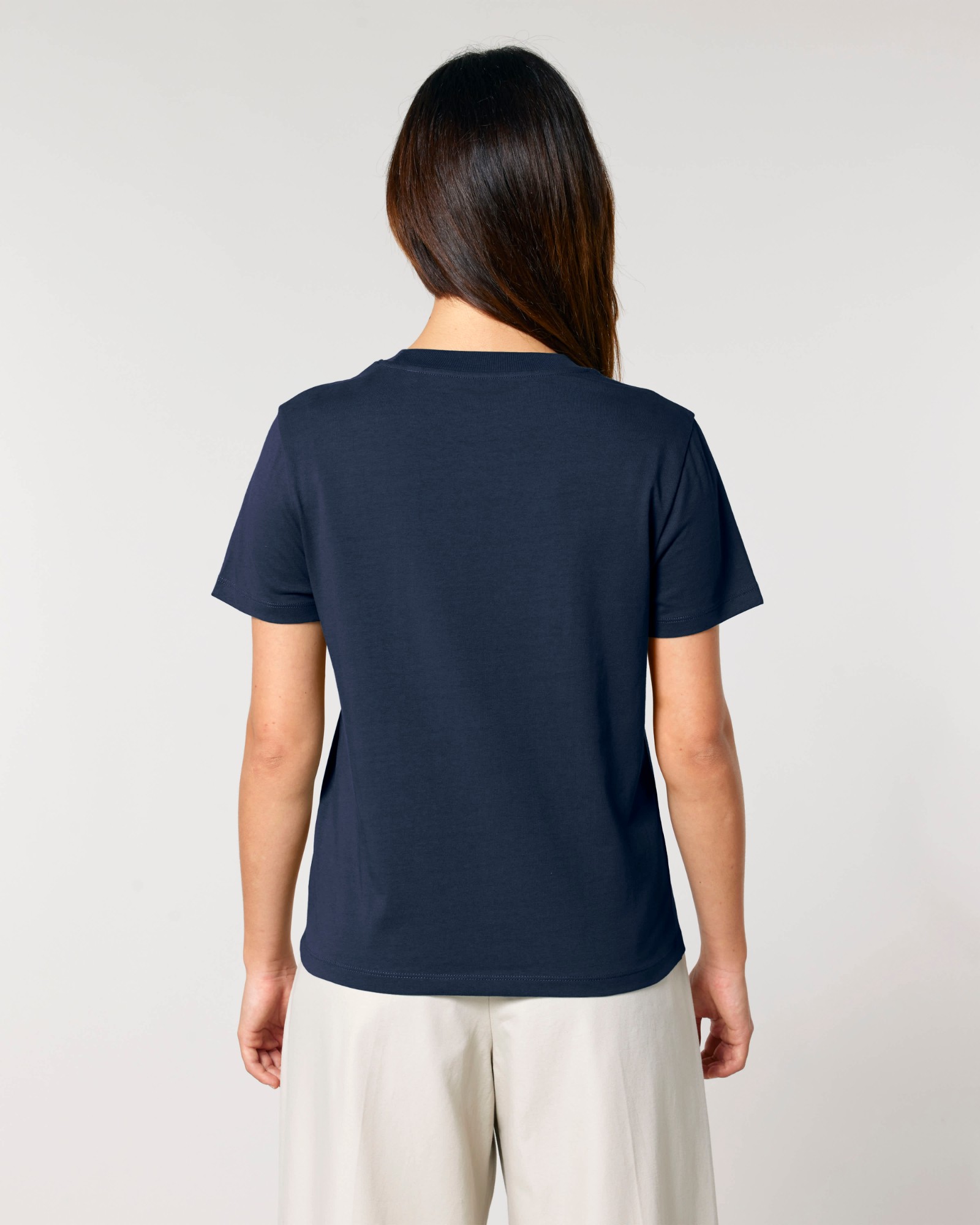 T-shirt femme col rond bleu marine en coton bio, porté — personnalisable chez Teeshirt-minute
