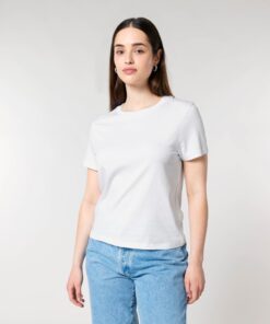 T-shirt femme col rond blanc en coton bio, porté — personnalisable chez Teeshirt-minute