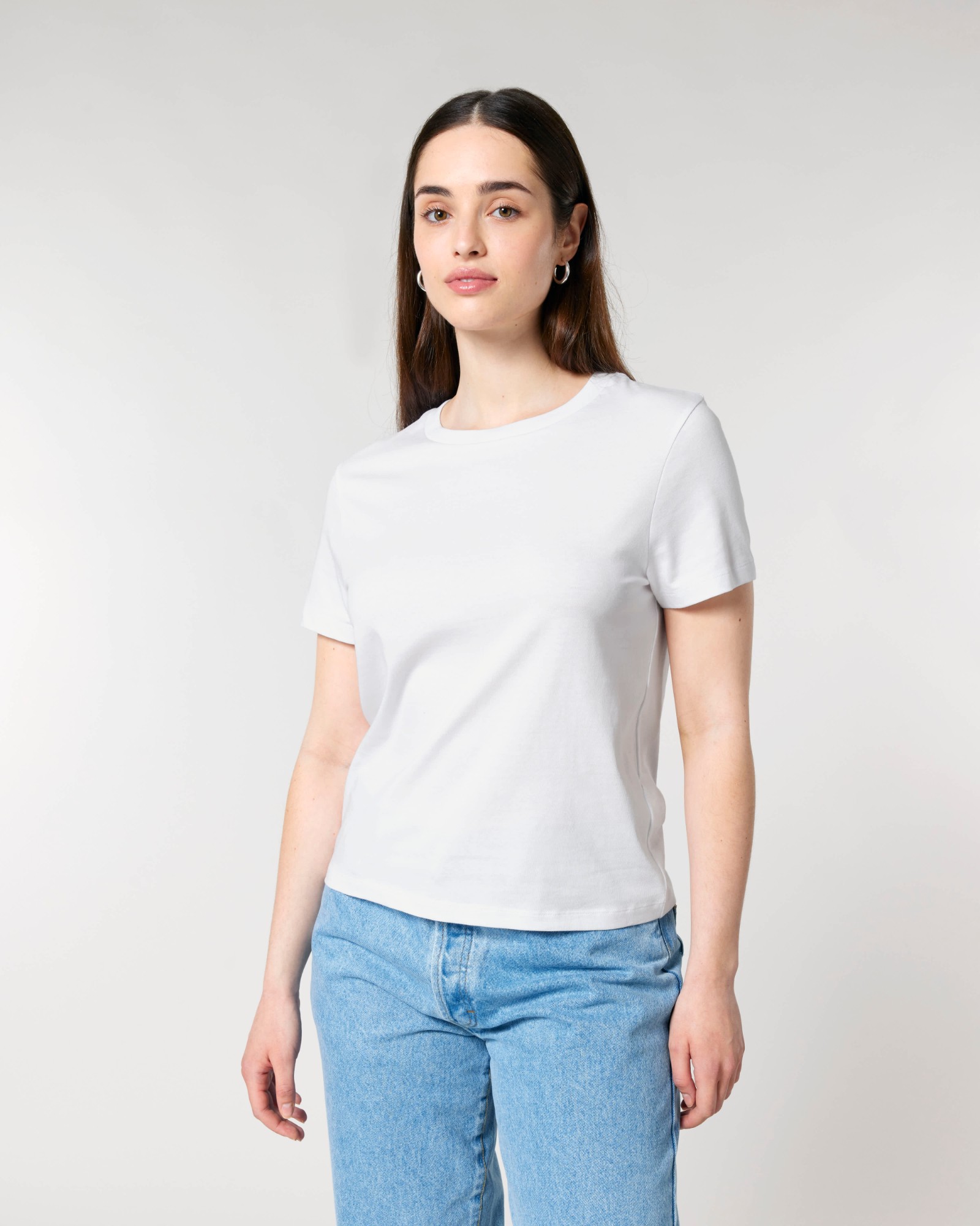T-shirt femme col rond blanc en coton bio, porté — personnalisable chez Teeshirt-minute