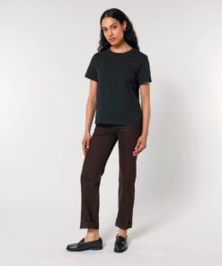 T-shirt femme col rond noir en coton bio, porté — personnalisable chez Teeshirt-minute