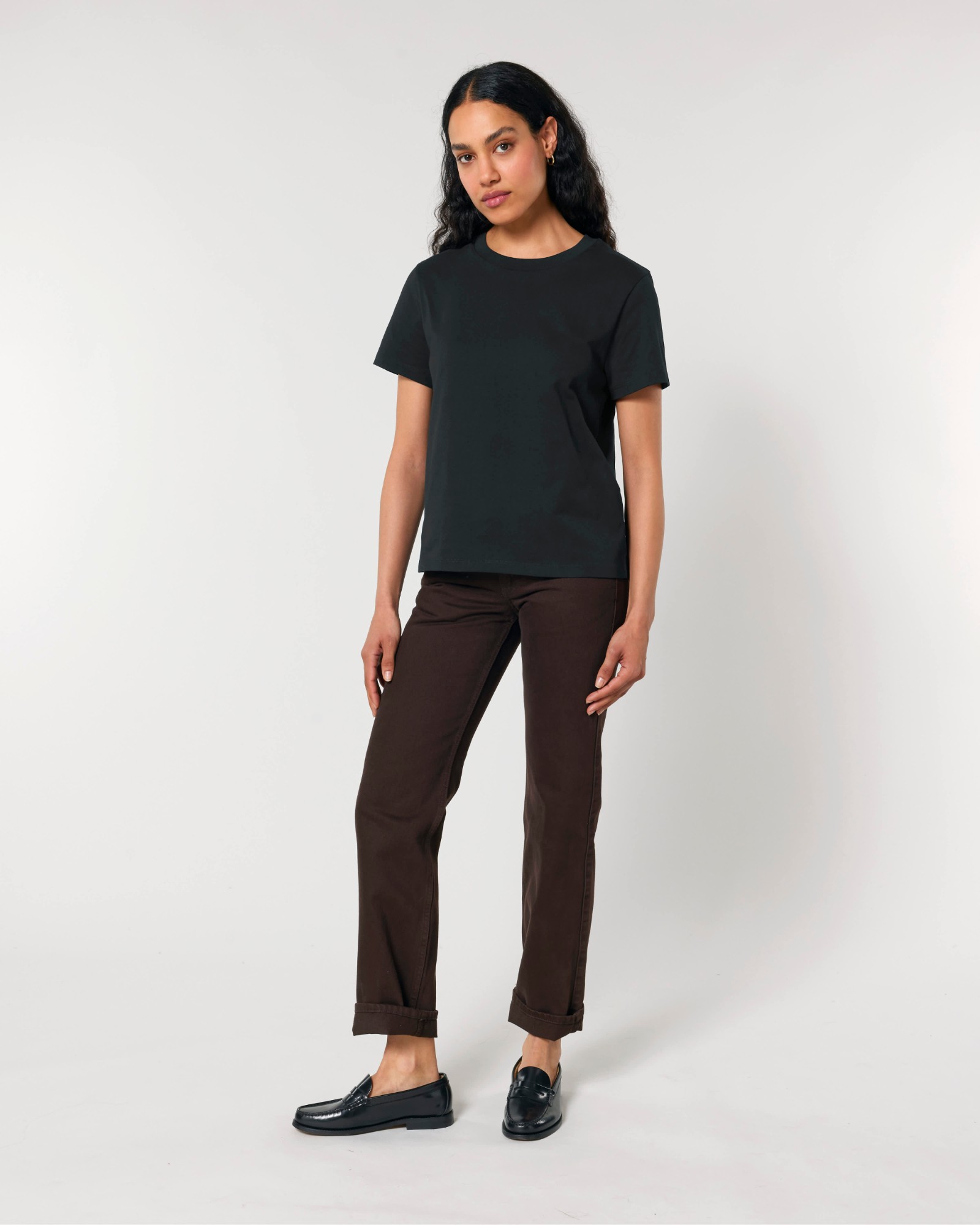 T-shirt femme col rond noir en coton bio, porté — personnalisable chez Teeshirt-minute
