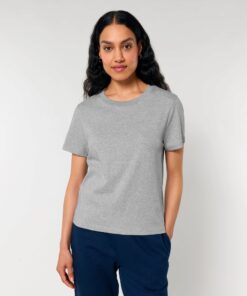 T-shirt femme col rond gris chiné en coton bio, porté — personnalisable chez Teeshirt-minute