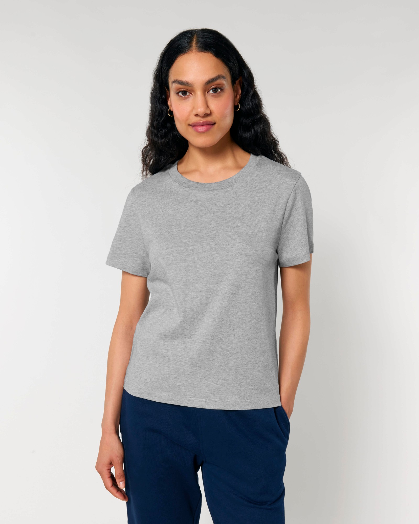 T-shirt femme col rond gris chiné en coton bio, porté — personnalisable chez Teeshirt-minute