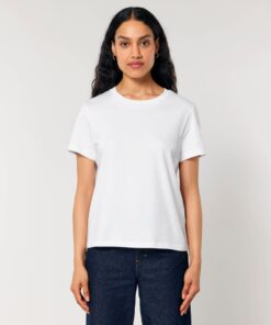 T-shirt femme col rond blanc en coton bio, porté — personnalisable chez Teeshirt-minute