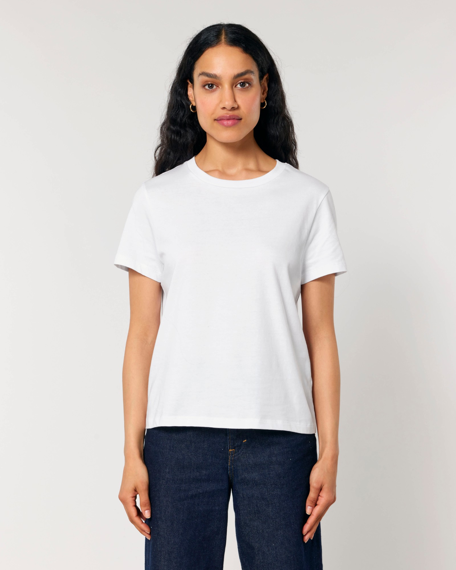T-shirt femme col rond blanc en coton bio, porté — personnalisable chez Teeshirt-minute