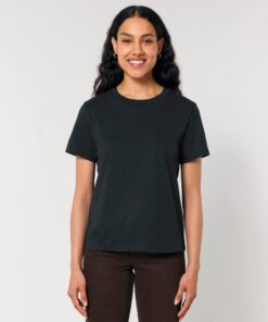 T-shirt femme col rond noir en coton bio, porté — personnalisable chez Teeshirt-minute