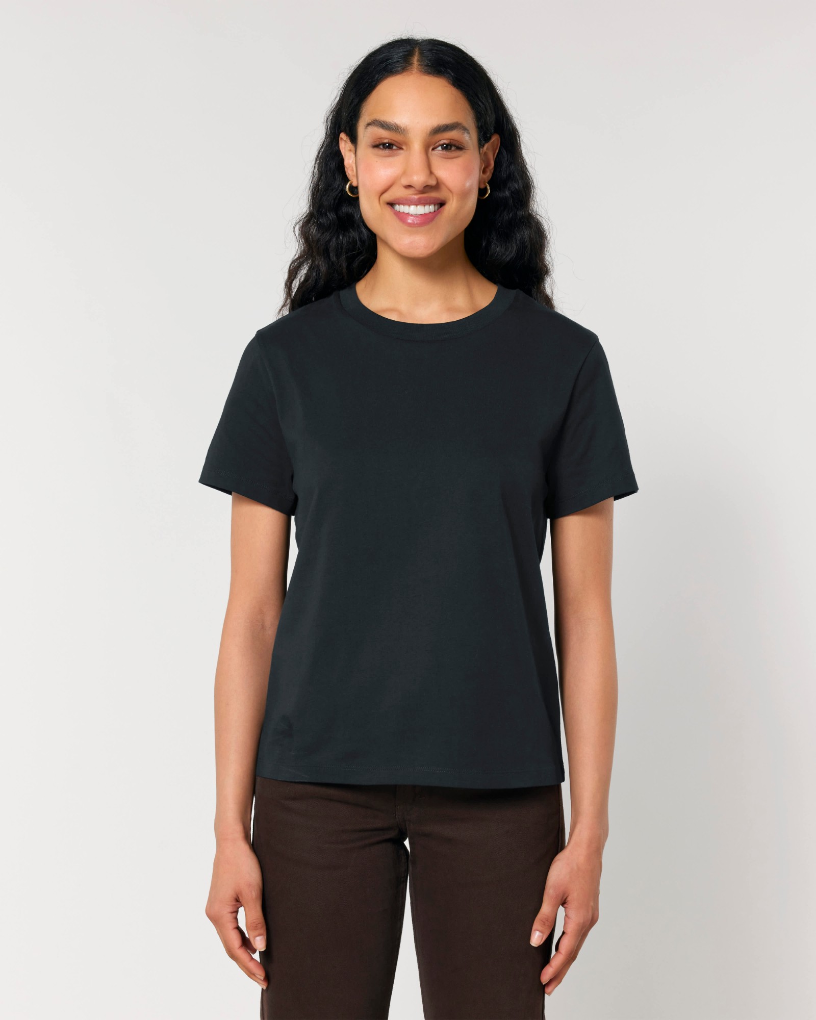T-shirt femme col rond noir en coton bio, porté — personnalisable chez Teeshirt-minute